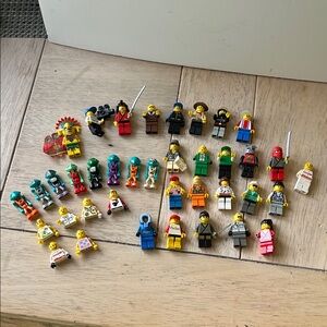 Lot of VINTAGE LEGO Figurines and accessories